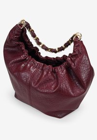 Bolso de mano de cuero burdeos con parte superior fruncida, herrajes dorados y un asa de cadena trenzada, que presenta una superficie texturizada y una silueta suave.