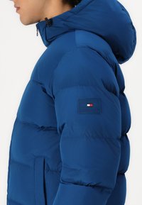 Tommy Hilfiger HOODED PUFFER  - Daunenjacke - deep indigo