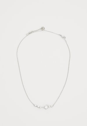 Hõbedane kettkaelakee, millel on viis erineva suurusega selget kivi ja kaks väikest eriti hästi valget pärli, minimalistlikus disainis ja lukuga.