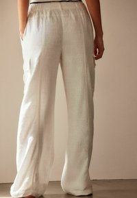 Next REGULAR FIT - Cargobukser - white