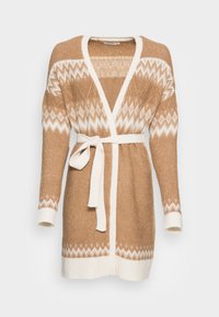 Brun stickad cardigan med vitt geometriskt mönster, öppen framtill, långa ärmar och knytbart midjeband. Mjuk textur, ribbad mudd och nederkant.