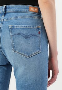 Replay ZOLIE PANTS HYPERFLEX ORIGINAL - Džínsy s rovným strihom - light blue