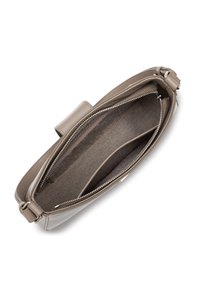 Borsa a tracolla in pelle color tan con chiusura con zip, superficie liscia e due tasche interne foderate in tessuto testurizzato. Inclusa tracolla regolabile.