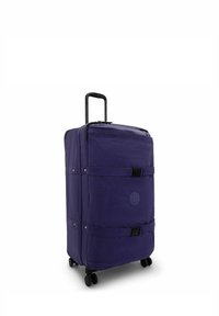 Lila Koffer mit strukturierter Oberfläche, ausgestattet mit einem teleskopischen Griff, mehreren Riemen und rollenden Rädern für Mobilität.