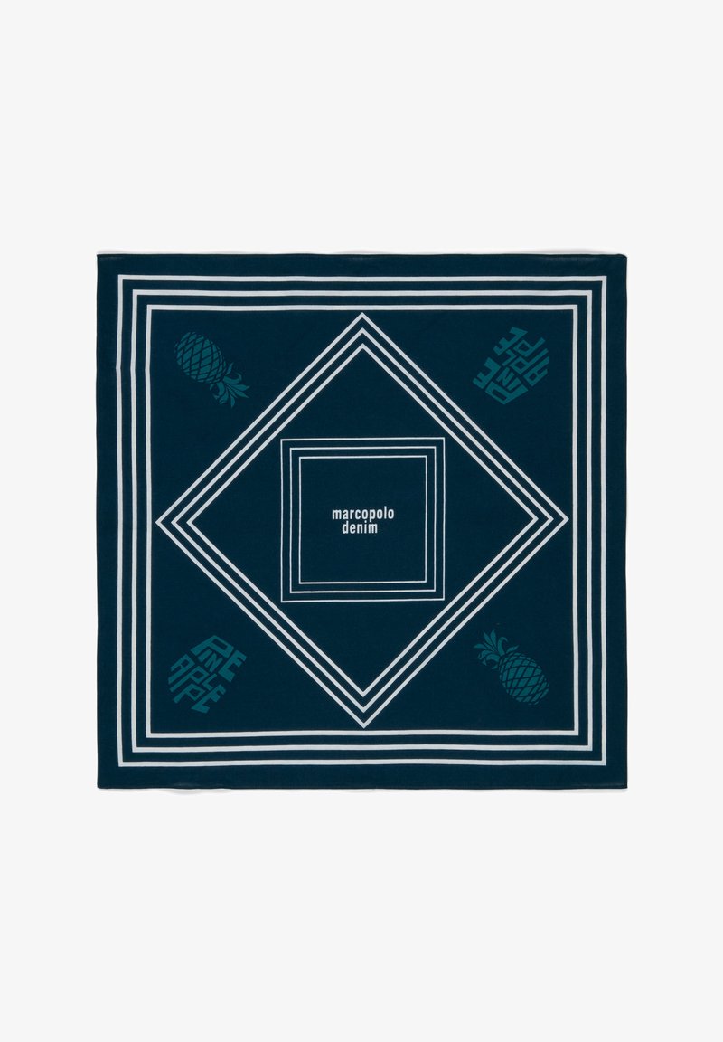 Granatowa bawełniana bandana z białymi geometrycznymi liniami i turkusowymi grafikami ananasów w rogach. W centrum znajduje się napis "marcopolo denim".