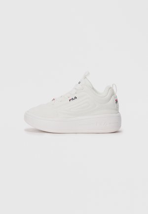 Baskets de sport blanches avec un dessus en textile lisse, bout rond, fermeture à lacets et une semelle épaisse blanche avec un petit logo sur le côté.