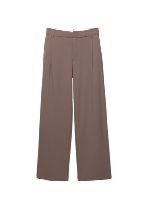 Femme debout, dos à la caméra, portant un pull crème et un pantalon marron taille haute à jambes larges avec des chaussures noires sur fond blanc.