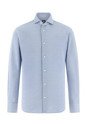 Lichtblauw overhemd met lange mouwen, een spitse kraag en witte knopen, weergegeven op een witte achtergrond.