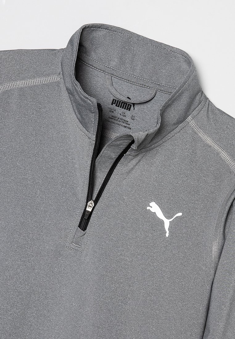 Grauer Pullover mit Viertelreißverschluss am Hals, aus weichem Stoff, mit weißem Puma-Logo auf der linken Brust und kontrastierenden Nähte.