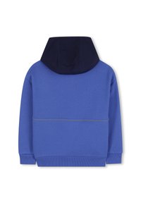 Felpa blu con cappuccio blu navy, polsini e orlo a costine. Presenta una cucitura orizzontale e un sottile dettaglio riflettente sulla parte posteriore.