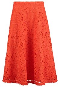 Röd blommig spetskjol med en utsvängd form, detaljerade utskärningar och en slät midja. Tyget har ett texturerat, intrikat blommönster.