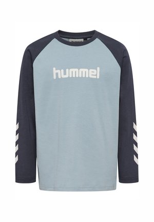 Koszulka raglan z długim rękawem, jasnoniebieskim korpusem, ciemnogranatowymi rękawami, białym logo hummel na piersi oraz białymi paskami w kształcie jodełki na rękawach.