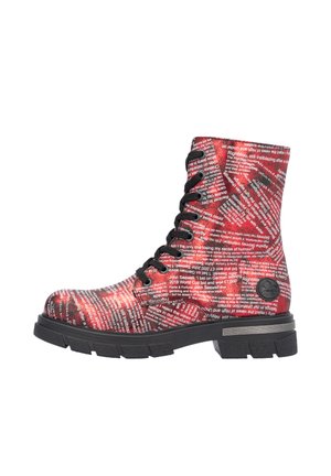 Bottines lacées rouges et noires avec un tissu texturé recouvert de texte blanc, dotées d'une semelle en caoutchouc noire et d'un accent en métal sur le talon.