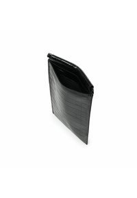 Sort krokodillede læder clutch med en struktureret form, åben top og tekstureret overflade med en glat inderside.