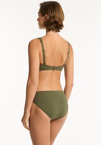 Zestaw bikini w kolorze oliwkowym, który zawiera dopasowany stanik z regulowanymi ramiączkami i zapięciem na klamrę oraz wysokie majtki o gładkim wykończeniu.