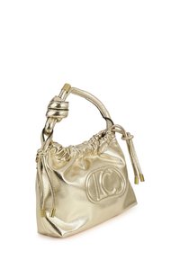 Bolso metálico dorado con parte superior fruncida, asa decorativa anudada, cierre con cordón y logo en relieve en el frente.