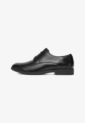 Pantof negru din piele cu vârf rotund, suprafață netedă, design minimalist, închidere cu șireturi și talpă de cauciuc cu profil redus.