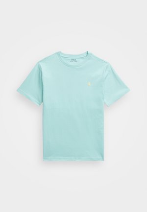 Hellblaues Baumwoll-T-Shirt mit kurzen Ärmeln, rundem Halsausschnitt und einem dezenten gelben Logo auf der Brust. Glatte Textur, normale Passform.