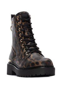 Botines de tobillo con print de leopardo, hechos de cuero texturizado, con cordones negros, herrajes dorados y una suela negra gruesa.