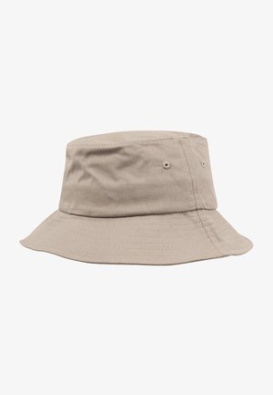 Cappello a secchi beige in cotone con visiera rigida, corona rotonda, due occhielli di ventilazione sui lati e cuciture visibili lungo la visiera.
