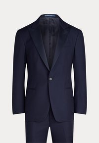 Chaqueta de traje azul marino oscuro de un solo botón con solapas de pico de satén y pantalones a juego, mostrados sobre fondo blanco.