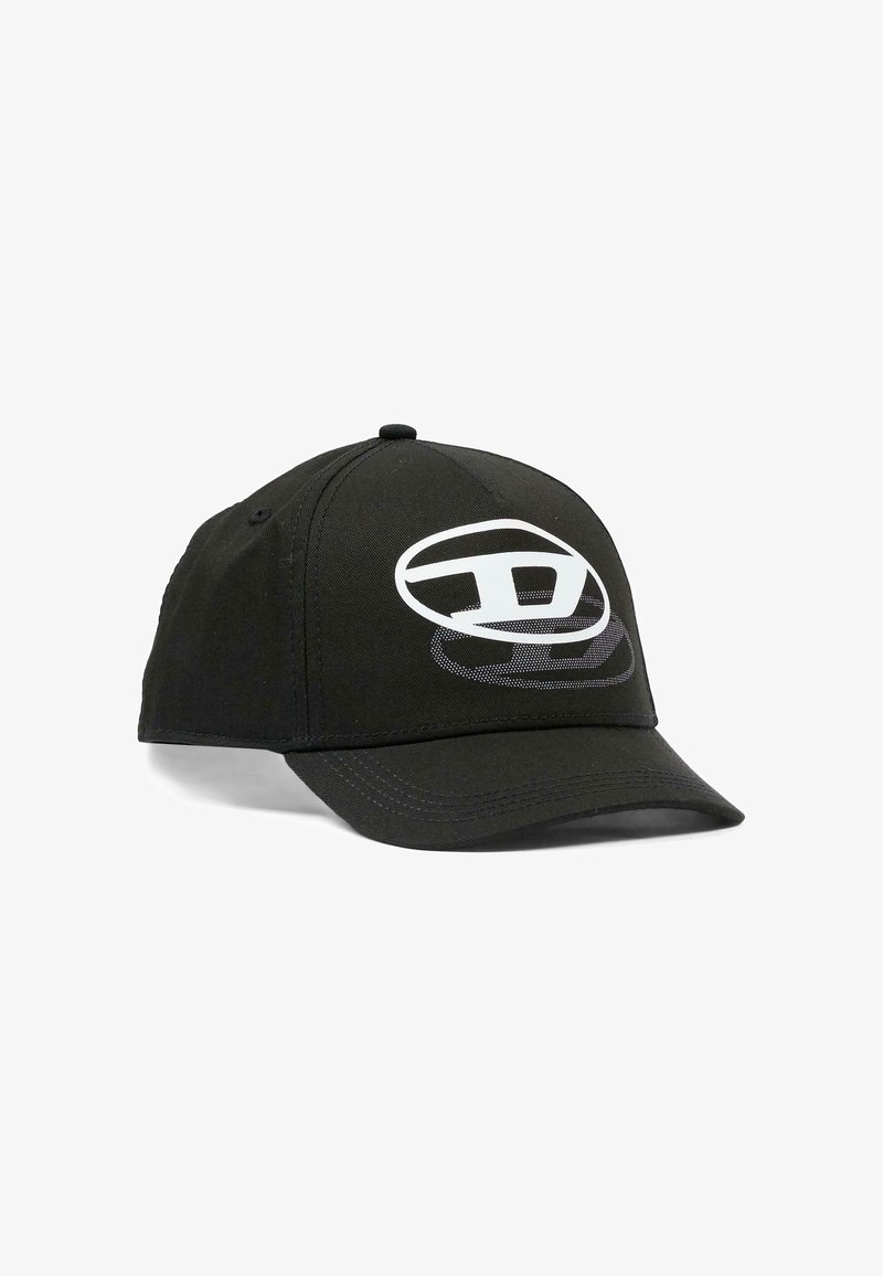 Cappellino da baseball nero in tessuto con visiera curva. Presenta un logo bianco prominente stampato sul davanti e dettagli di cuciture a contrasto.