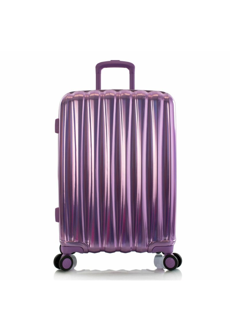 Valise rigide en dégradé de violet, avec texture striée verticale, poignée rétractable et quatre roulettes pivotantes à 360 degrés.