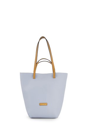 Lichtblauwe leren schoudertas met twee tan leren handvatten, voorzien van een subtiele textuur en een gouden logo-accent aan de voorkant.