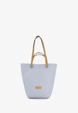 Lichtblauwe leren schoudertas met twee tan leren handvatten, voorzien van een subtiele textuur en een gouden logo-accent aan de voorkant.