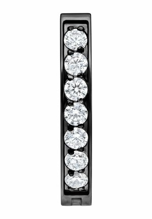 Schwarzer Metallring mit sieben rund geschliffenen klaren Diamanten, die in einer geraden vertikalen Reihe angeordnet sind.