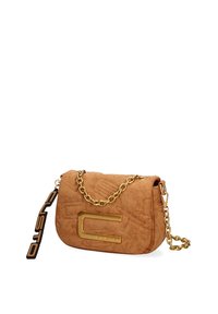 Suède handtas in tan met een gouden kettingriem. Bevat een opvallend gouden hardware-logo en een gequilt textuur. Inclusief een decoratieve riem.