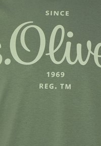 s.Oliver LOGO - T-shirt print - tannengrün