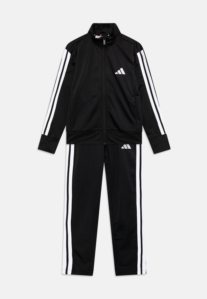 Schwarzer Trainingsanzug mit weißem Drei-Streifen-Design. Die Jacke hat einen hohen Kragen und einen Reißverschluss. Die Hose hat passende Streifen an den Seiten.