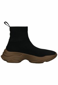 Czarne dziergane botki za kostkę z prążkowanym wykończeniem u góry, posiadające grubą brązową podeszwę z teksturowanym wzorem oraz pętelkę z tyłu ułatwiającą zakładanie.