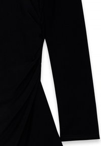 Czarna sukienka z długim rękawem, z marszczonym wzorem z boku, wykonana z gładkiego, elastycznego materiału. Czyste krawędzie i minimalne detale przeszyć.