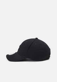 Cappello nero con un design strutturato, dotato di una visiera curva e di una cintura regolabile. Il materiale sembra essere tessuto con dettagli di cucitura sottili.