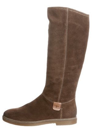 Bruine suède kniehoge laarzen met een ronde neus, contrasterende stiksels, een tan leren label aan de zijkant en een lage, platte rubberen zool.