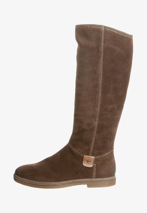 Bruine suède kniehoge laarzen met een ronde neus, contrasterende stiksels, een tan leren label aan de zijkant en een lage, platte rubberen zool.