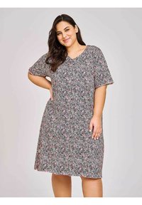 Kwiecista sukienka wykonana z lekkiego materiału, z dekoltem w serek, krótkimi rękawami oraz czarnym tłem ozdobionym małymi różowymi i białymi kwiatami.