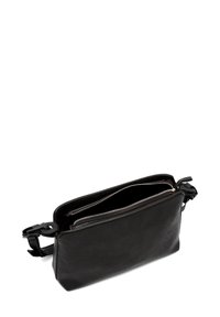 Borsa in pelle nera a forma rettangolare, con chiusura a zip, due scomparti e un manico regolabile con hardware decorativo.