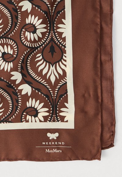 Foulard en soie marron avec des motifs floraux blancs et des tourbillons noirs, bordé de crème, avec la marque "WEEKEND MaxMara" en bas.