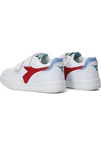 Sneakers bianchi con accenti rossi sui lati, dettagli blu sul tallone e chiusure a strappo. Materiale sintetico liscio con suole testurizzate.