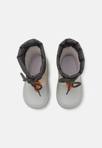 Bottes imperméables grises avec un doux revers en tissu noir, semelles en caoutchouc grises, accents orange et lacets gris fonctionnels.