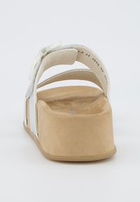 Sandali platform con suola beige, tomaia morbida e dettagli argentati. Presentano una punta arrotondata e più cinturini per una vestibilità sicura.