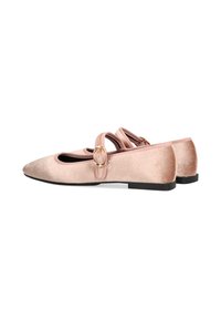 Bailarinas de terciopelo rosa con punta afilada, que presentan una tira con una hebilla dorada y una suela negra plana. Textura suave con un hardware mínimo.