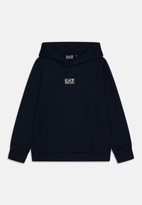Felpa blu navy realizzata in morbido tessuto, con tasca a marsupio, polsini a costine e un patch del logo EA7 sul davanti.