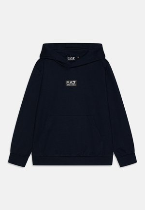 Felpa blu navy realizzata in morbido tessuto, con tasca a marsupio, polsini a costine e un patch del logo EA7 sul davanti.