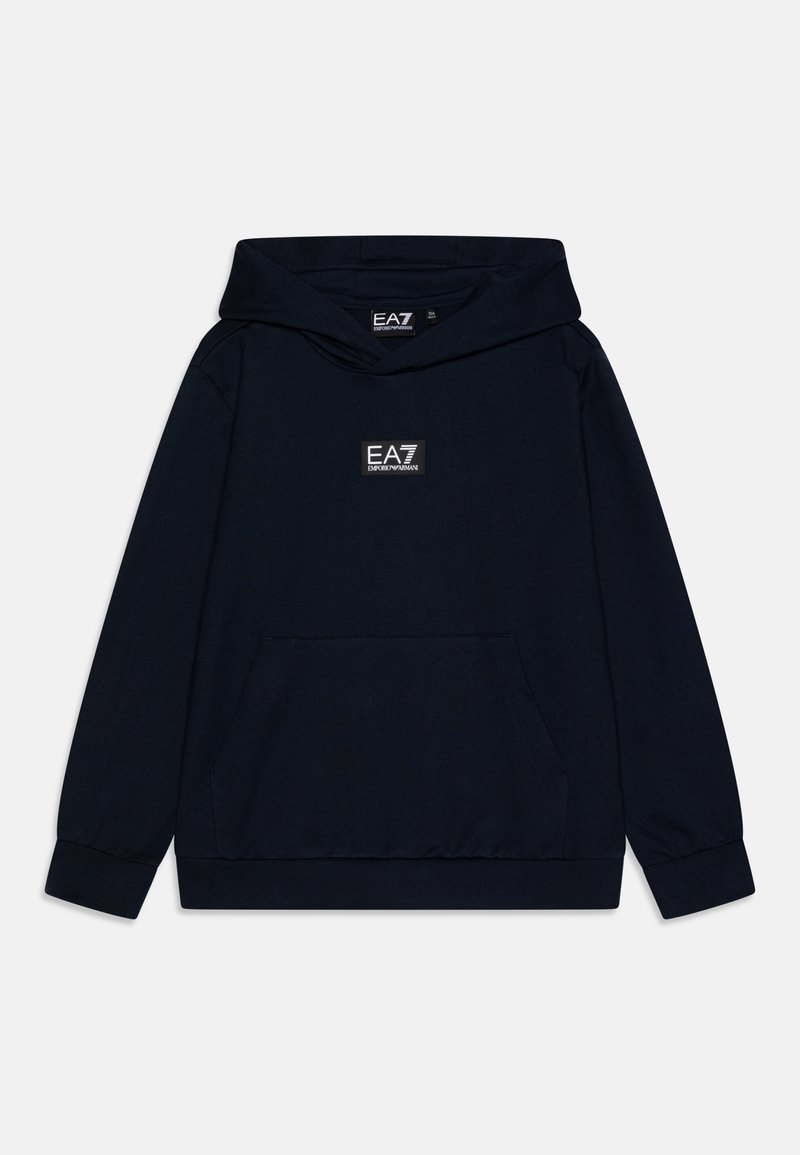 Felpa blu navy realizzata in morbido tessuto, con tasca a marsupio, polsini a costine e un patch del logo EA7 sul davanti.