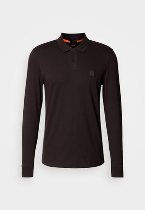 Langärmliges Poloshirt aus dunkelbraunem Baumwollmaterial, mit einer Zwei-Knopf-Leiste, dezent eingesticktem Logo-Patch und kontrastierendem orangefarbenem Innenkragen.