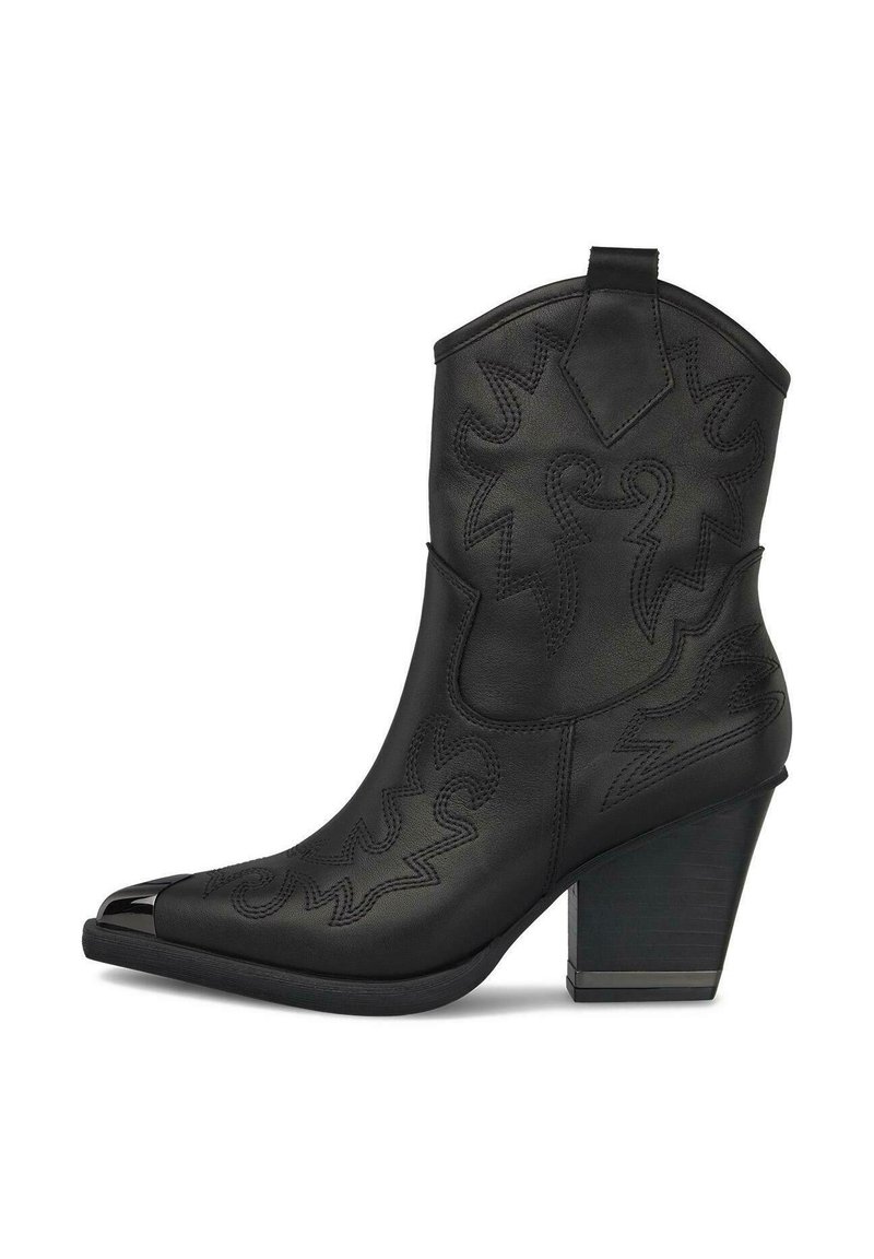 Botín negro de cuero hasta el tobillo, con punta afilada, costura decorativa y tacón cuadrado. Presenta una puntera brillante y un tirador.